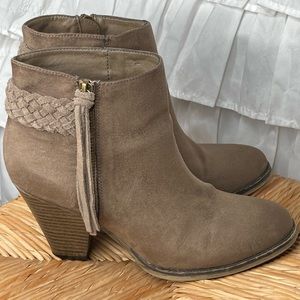 MIA Kori Suede Taupe Ankle Boots size 7.5 like new!